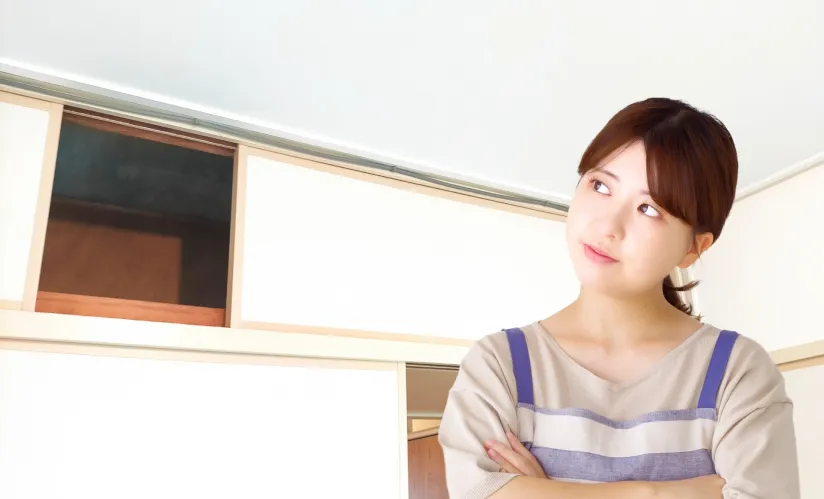 天袋収納について考える女性
