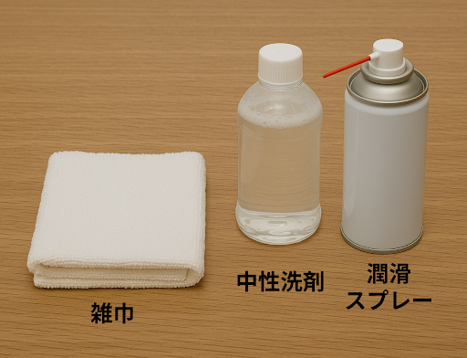 戸車やレールの汚れ落としに使う雑巾と中性洗剤、潤滑スプレー