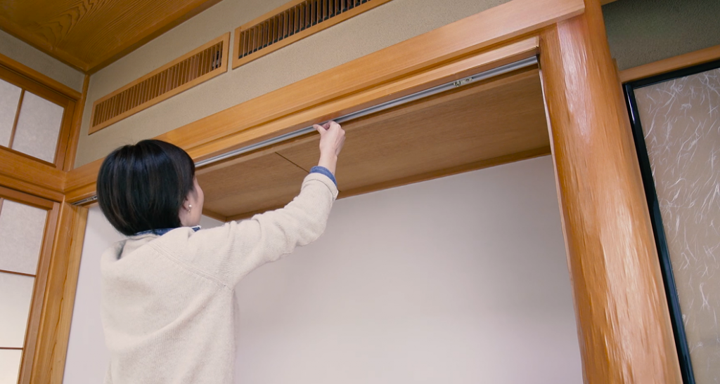 クローゼット扉の建付けと高さを調整する図解