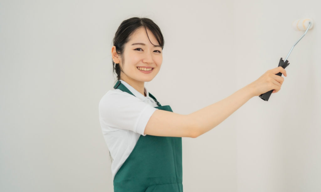 女性がDIYを楽しむ様子