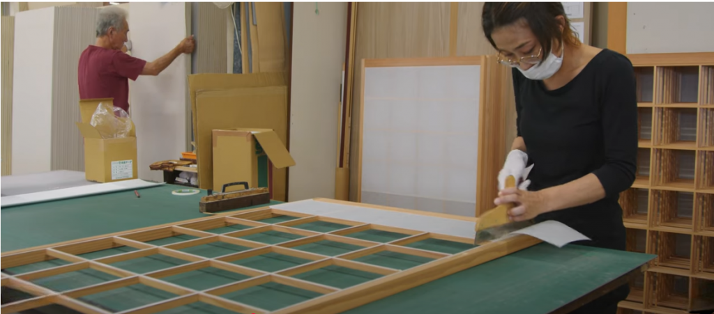 障子の張替え作業を行う職人|枠に紙を貼る手作業の様子