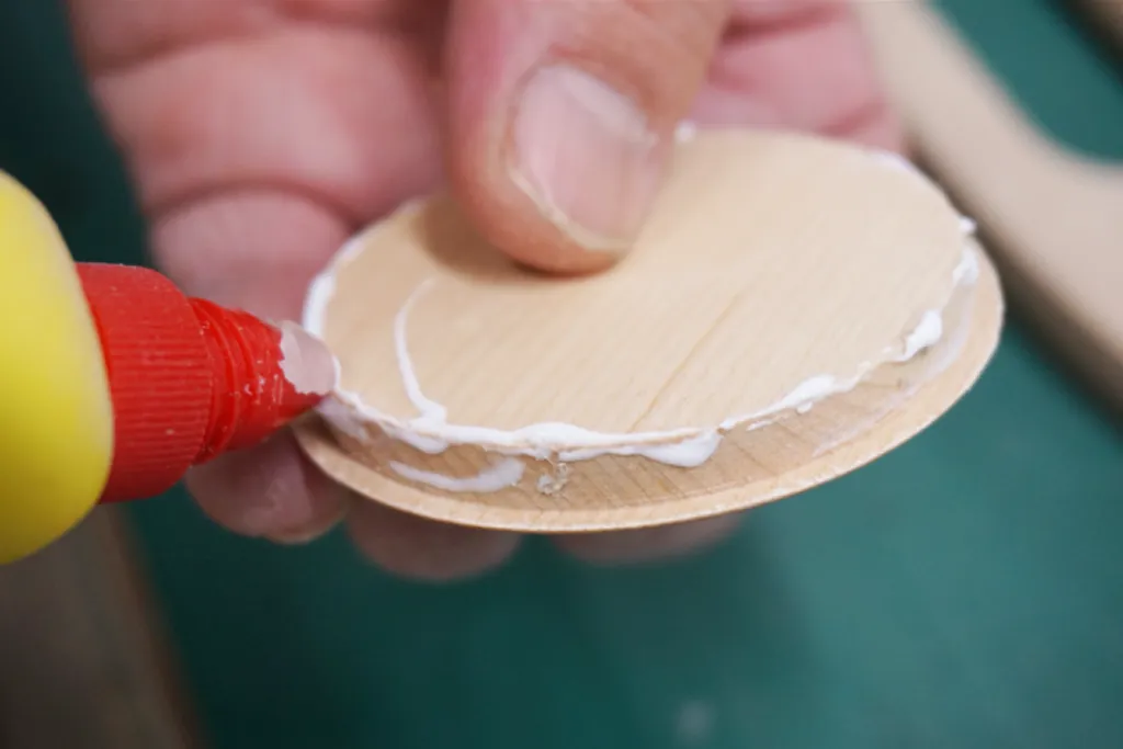 襖引手を取り付ける前にボンドを塗る|張り替え作業の仕上げ工程