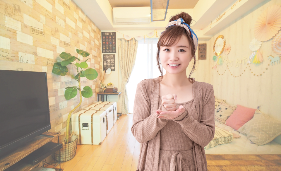 取っ手を交換するタイミングの目安を示す女性のイメージ写真