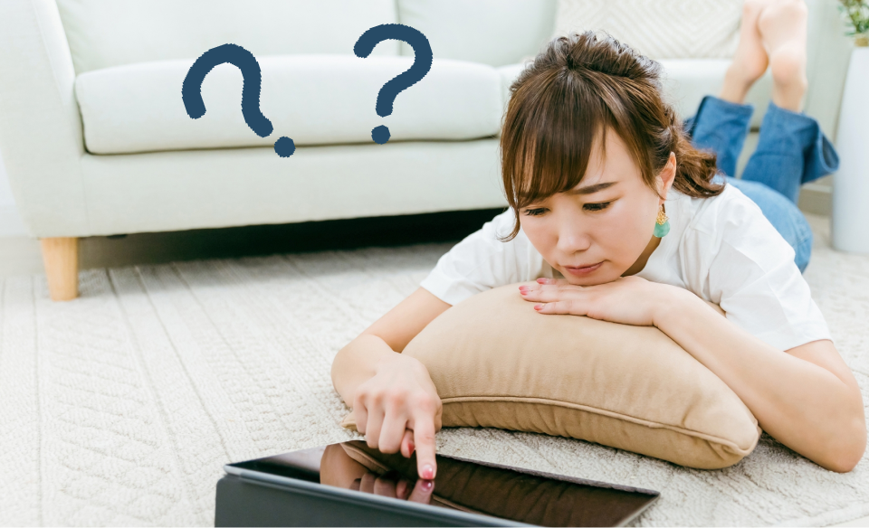 木製引き戸の取っ手を検討している女性のイメージ