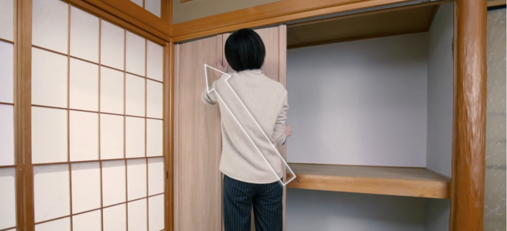 クローゼットを開く様子