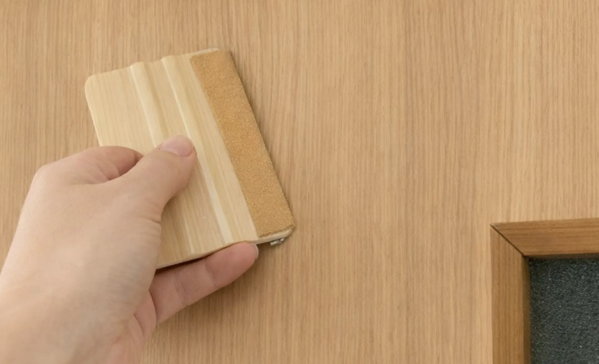 色味の異なる室内ドアで印象を変えたインテリア