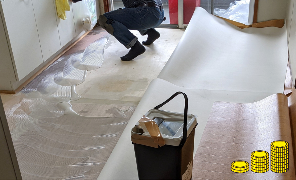 洗面所の床にクッションフロアを重ね貼りして断熱性を高めている様子