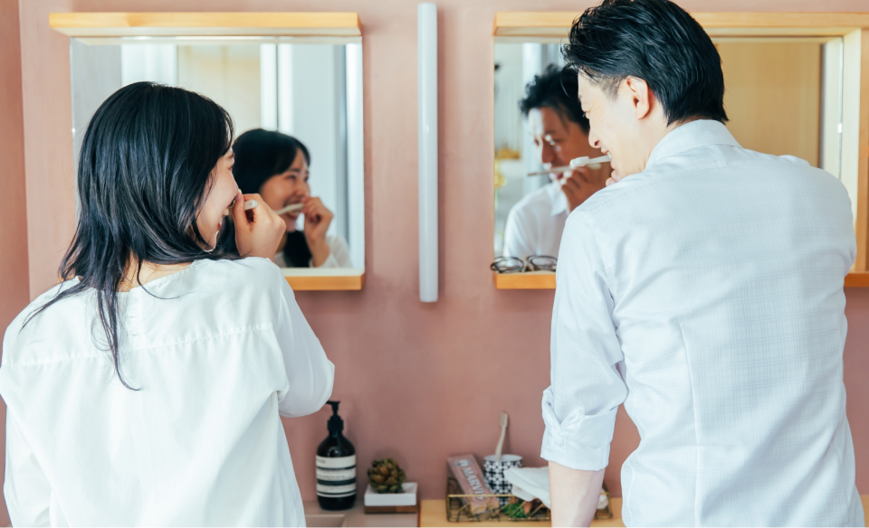 洗面所で身支度をする家族の様子と寒さ対策後の快適な空間イメージ