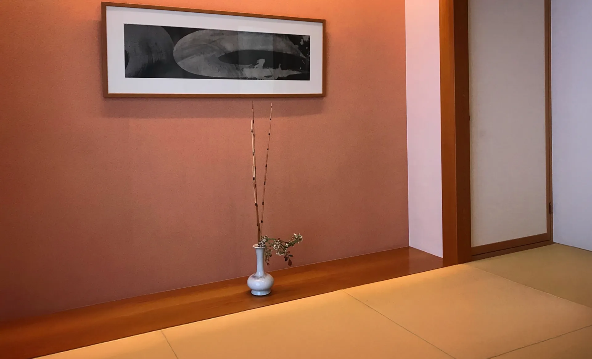 床の間をディスプレイスペースとして活用した和モダンリフォーム事例