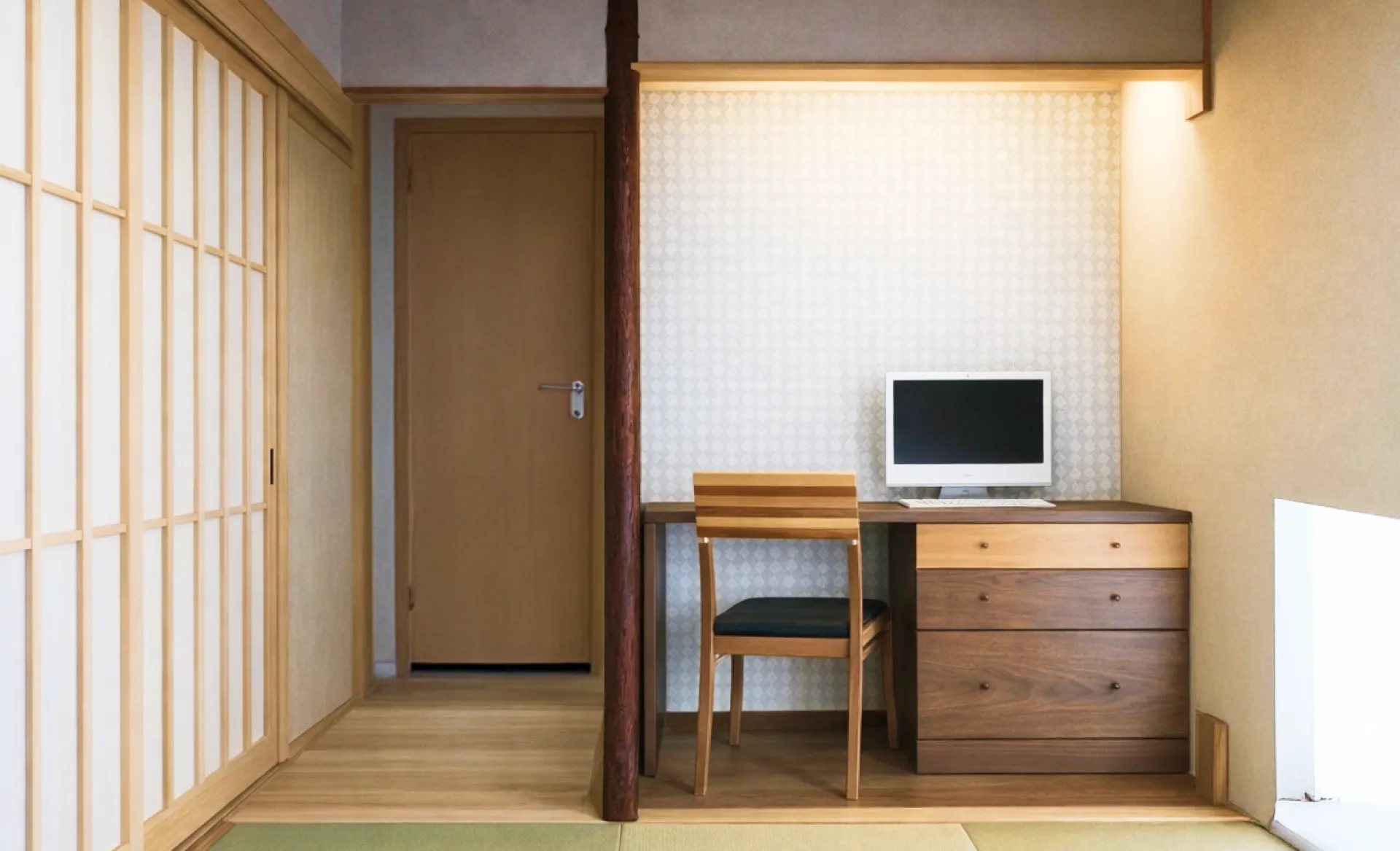 床の間をワークスペースとして活用した和室の書斎リフォーム例