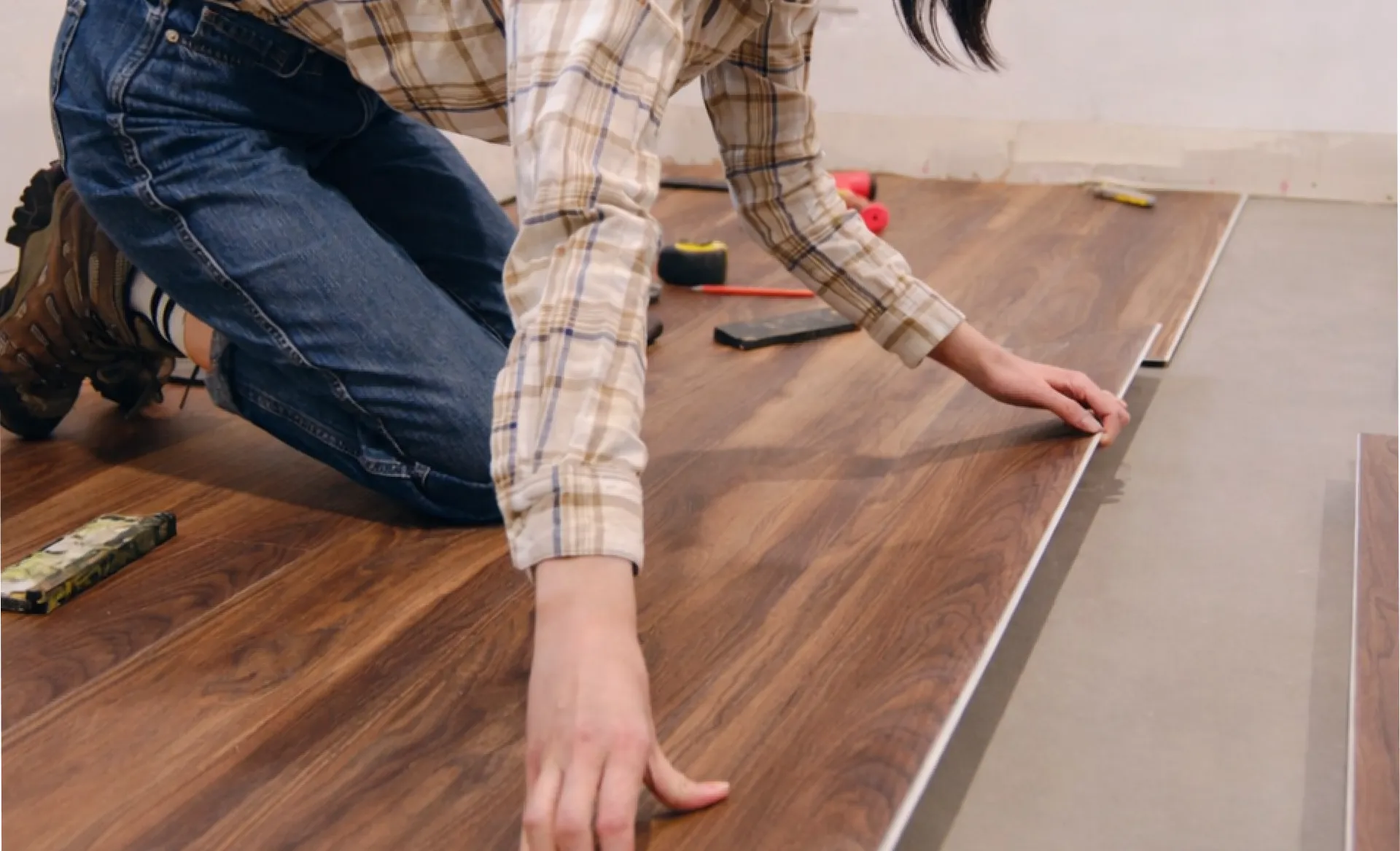 畳の上にフローリング調の床材を敷いて洋室風にした和室