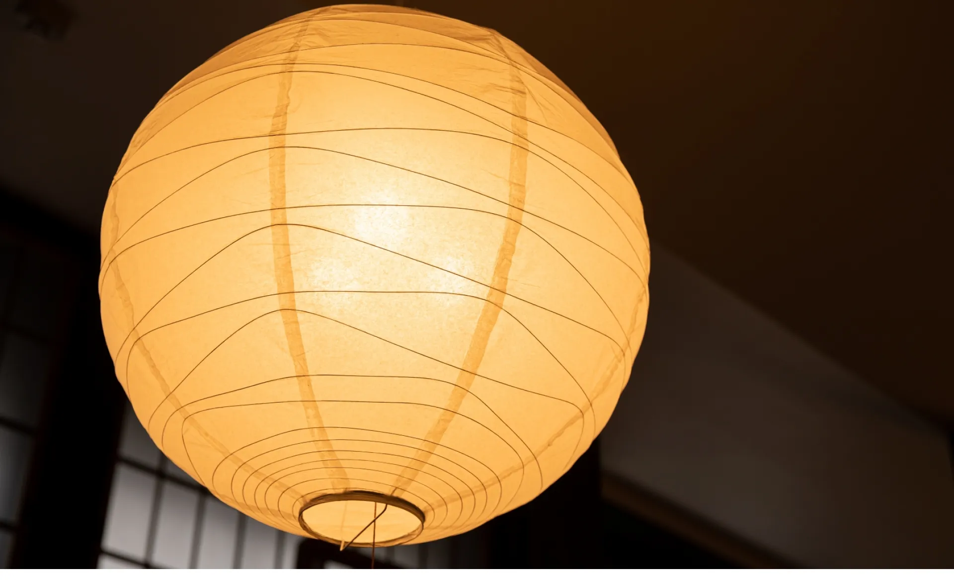 和室に行灯風の照明を取り入れて雰囲気を変えた空間