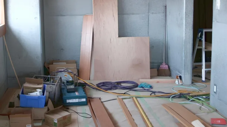 リフォーム工事で内装を改修している室内の様子
