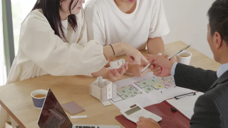 リフォームとリノベーションについて相談しながら打ち合わせをしている様子