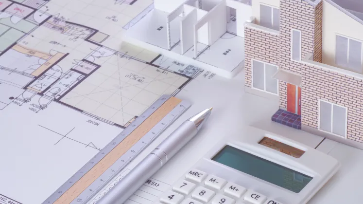 リノベーション費用を検討するための間取り図と電卓