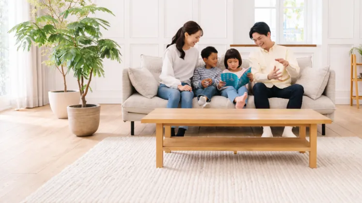 リノベーション後の快適なリビングで家族がくつろぐ様子