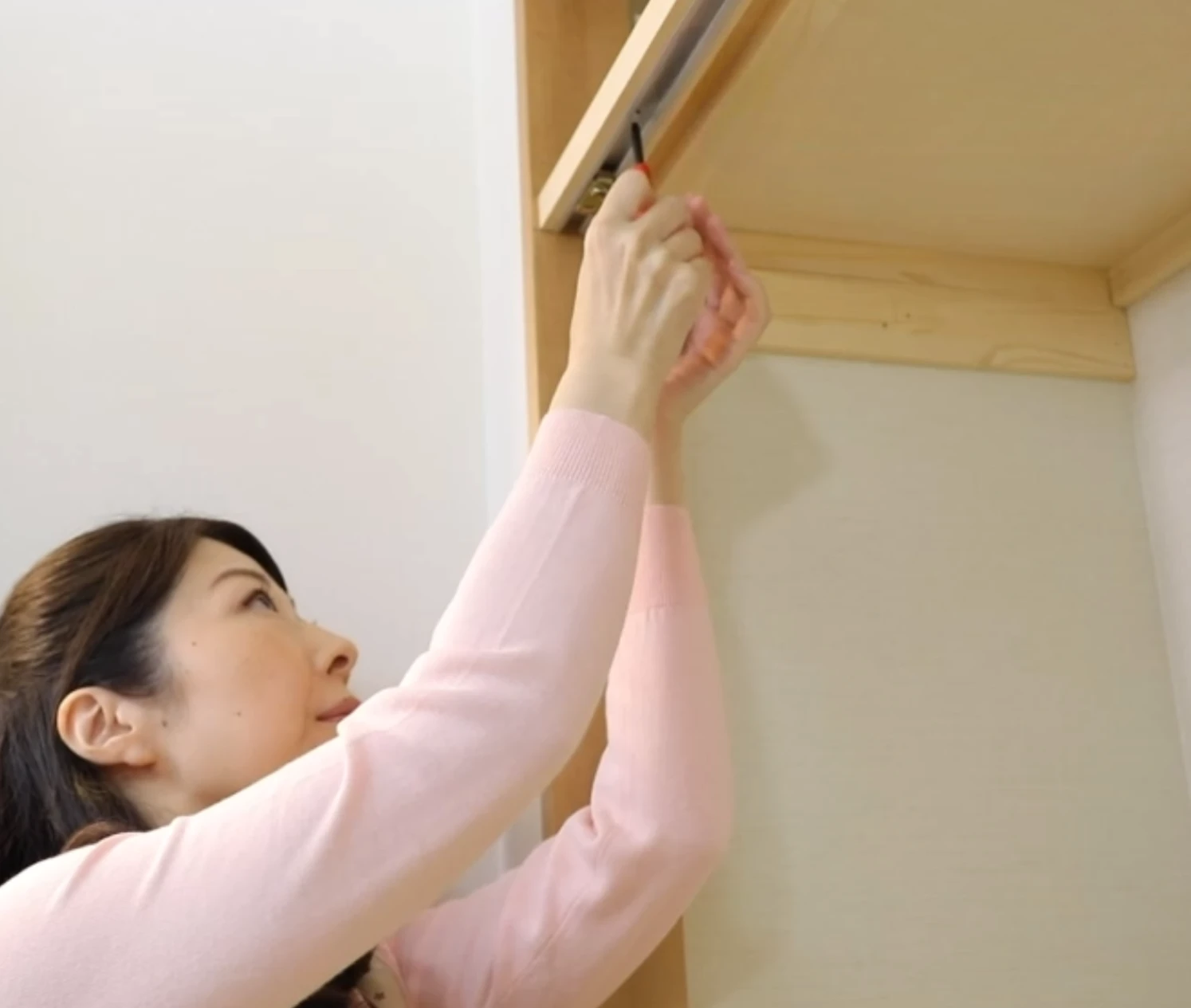 リフォーム費用を抑えるためDIYで作業する女性
