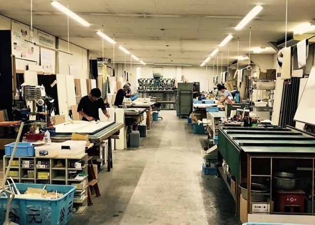 自社で作る強みがあります。 自社工場にて、よりすぐりの職人達が一つ一つ丁寧に心を込めて製造しております。