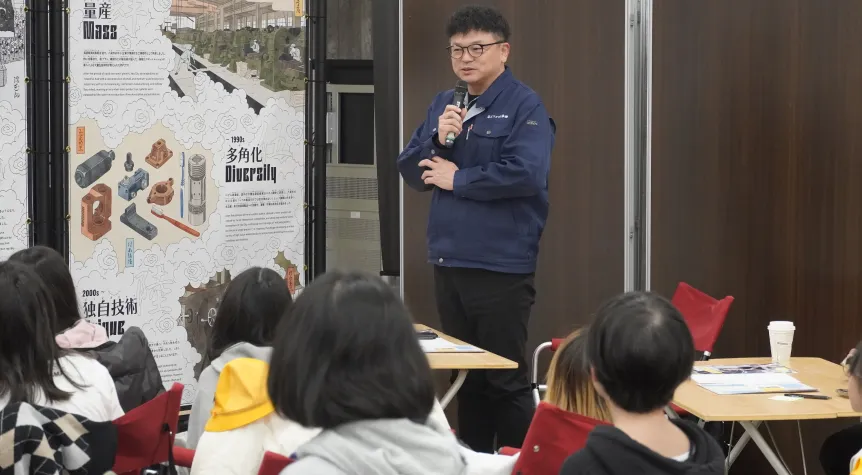 スマートフォンで画面を見ながら入力出来て手軽で安心の採寸システムを導入。通販で室内ドアを買うときの不安を払拭します。